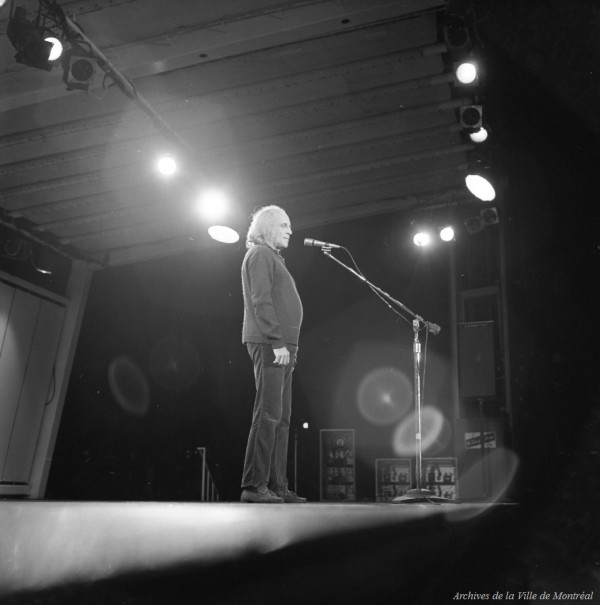 Léo Ferré en concert à la place des Nations. - 7 août 1971. Photo de Louis-Philippe Meunier. VM94-TDH71-425-004. Archives de la Ville de Montréal.