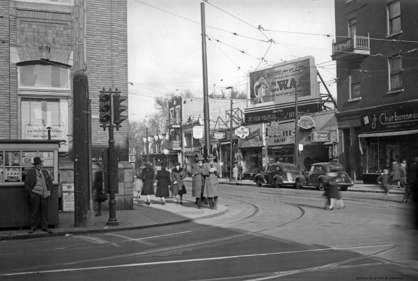 Extrait d'un dossier par rue : Intersection des avenues Papineau et Mont-Royal. 1943. VM166-R3282 (détail). Archives de la Ville de Montréal.