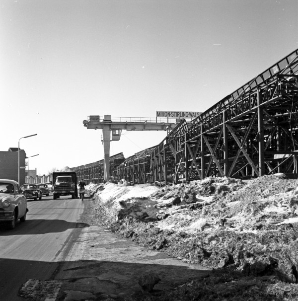 Construction de l’autoroute Métropolitaine. - 24 janvier 1959. Photo du Service des Travaux publics. VM94-45-D084-001. Archives de la Ville de Montréal.