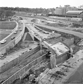 Construction de l'échangeur des Pins (avenue du Parc / avenue des Pins). – 1960. Photo du Service des Travaux publics. VM94-45-D180-011. Archives de la Ville de Montréal.
