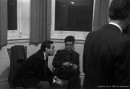 Le poète Gaston Miron et le critique d'art, peintre et photographe Rodolph de Repentigny, dit Jauran, assis, lors d’une exposition du peintre Guido Molinari à la galerie L’Actuelle. – 1er juin 1956. Photographie de Robert Millet. P179-Y-01-01-D003-P006. AVM.