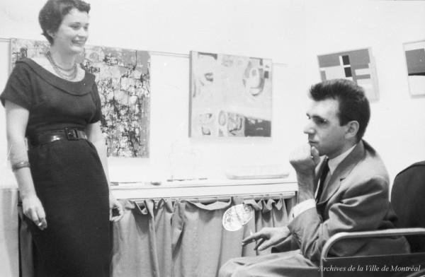 L’écrivaine et actrice Thérèse Renaud et le peintre Fernand Leduc lors d’une exposition de ce dernier à la galerie L’Actuelle.  – 18 octobre 1956. Photographie de Robert Millet. P179-Y-01-01-D007-P001. AVM.