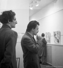 Le peintre Guido Molinari et le poète et dramaturge Claude Gauvreau lors de l’exposition « En Route » de Paul-Émile Borduas, tenue à la Galerie Agnès Lefort. – Octobre 1954. Photographie de Robert Millet. P179-Y-01-02-D003-P010. AVM.