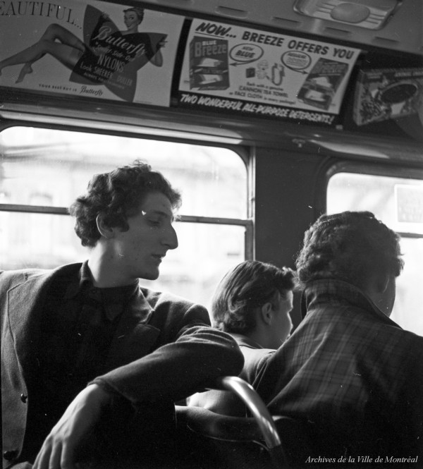 Le peintre Guido Molinari dans un autobus. – Octobre 1954. Photographie de Robert Millet. P179-Y-01-02-D003-P013. AVM.