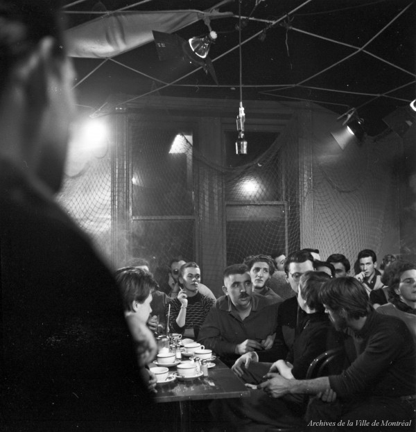 Artistes et étudiants, incluant les peintres Guido Molinari et Jean-Paul Mousseau, au café L’Échouerie. – 10 novembre 1954. Photographie de Robert Millet. P179-Y-01-02-D003-P056. AVM.