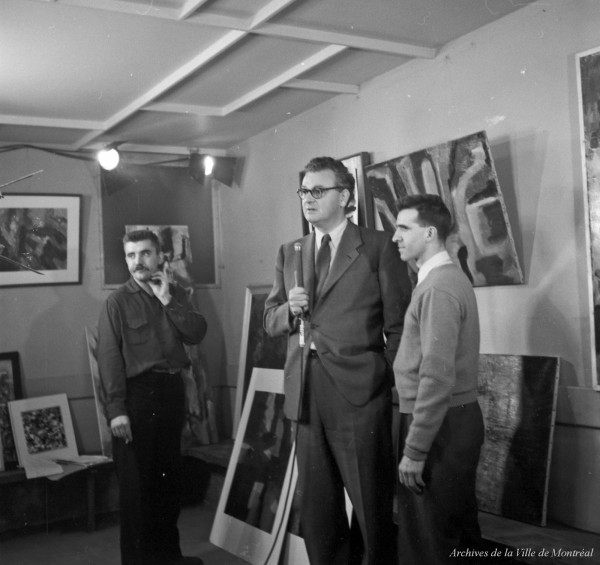 Les artistes Jean-Paul Mousseau et Fernand Leduc avec le narrateur du film « Artistes à Montréal », Bruce Ruddick. – Octobre 1954. Photographie de Robert Millet. P179-Y-01-02-D003-P070. AVM.
