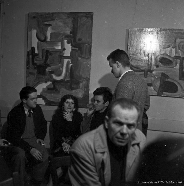 Le critique d'art, peintre et photographe Rodolph de Repentigny, dit Jauran, Françoise de Repentigny, au centre, devant des tableaux de Robert Blair, lors d’un vernissage. – Novembre 1954. Photographie de Robert Millet. P179-Y-01-02-D003-P096. AVM.