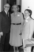 Le maire Jean Drapeau accompagnée par Raymonde Cadieux lors du lancement des SIDAC le 22 avril 1981, tenu au restaurant Hélène-de-Champlain. - 1981. Archives de la Ville de Montréal. P177-Y-D001-P054