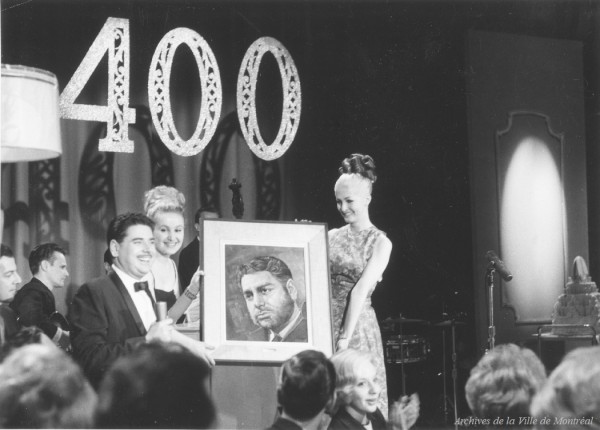 400e émissions de Dix sur dix, animée par Réal Giguère. On le voit recevoir une peinture à son effigie. - 1966. Archives de la Ville de Montréal. P177-Y-D006-P034