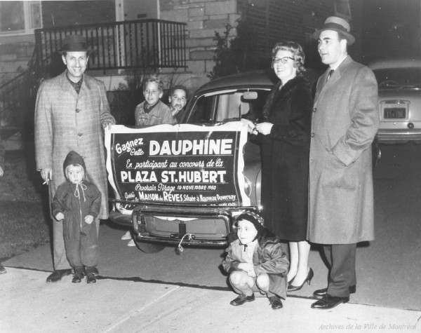 Publicité pour un concours de la Plaza St-Hubert pour gagner une voiture Dauphine le 19 novembre 1960 et une maison de rêve dans le Nouveau Duvernay le 31 janvier 1961. – 1960. Archives de la Ville de Montréal. P177-Y-D012-P033