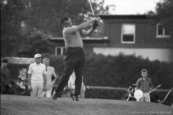 Maurice Richard participe à un tournoi de golf organisé par la Plaza St-Hubert. - 1963. Archives de la Ville de Montréal. P177-Y-D017-P033