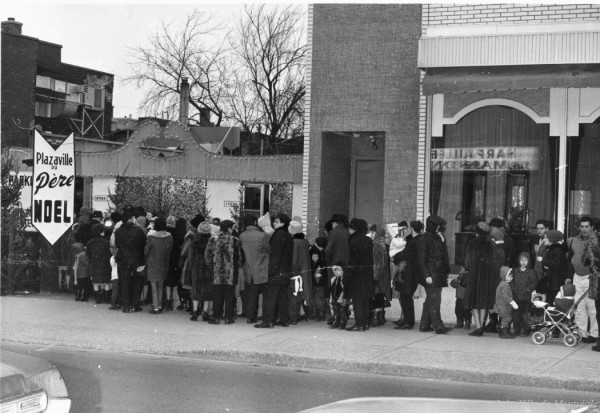 Parents et enfants attendent en ligne pour aller visiter la Plazaville. – [196-]. Archives de la Ville de Montréal. P177-Y-D026-P001
