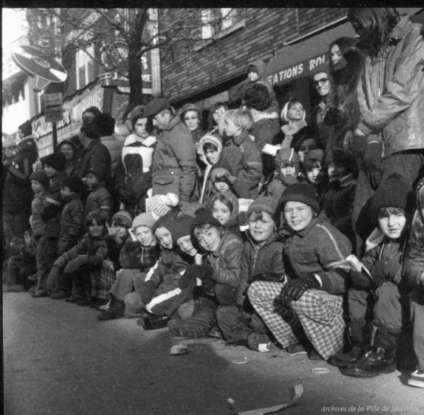 Enfants qui assistent à la parade du père Noël. - 1973. Archives de la Ville de Montréal. P177-Y-D030-P032
