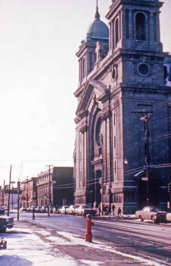 Vue vers l'ouest de la rue Saint-Jacques Ouest près de la rue Vinet : façade avant de l'église Sainte-Cunégonde. - 1968. - AVM. VM097-Y-02-09F-P013
