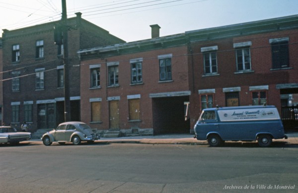 Le 2643 à 2649 (démolis) de la rue Workman. Ce sont des édifices qui ont été remplacés par l'îlot d'habitations Workman-Delisle. - Mai 1968. - Archives de la Ville de Montréal. VM097-Y-02-09F-P175
