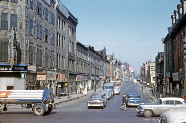 Vue du boulevard Saint-Laurent vers le nord, depuis la rue Craig (Saint-Antoine). – Avril 1959. Photo du service d’urbanisme. VM097-Y-02-D003B-0159-02. Archives de la Ville de Montréal.