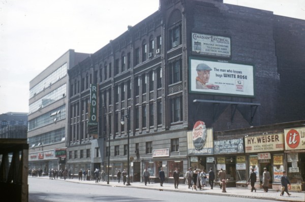 Rue Craig (Saint-Antoine) entre Saint-George (Jeanne-Mance) et Bleury. – Avril 1959. Photo du service d’urbanisme. VM097-Y-02-D003B-0161-36. Archives de la Ville de Montréal.