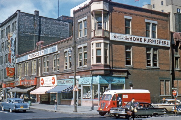 Angle nord-ouest des rues Clark et Sainte-Catherine. - Juillet 1959. Photo du service d’urbanisme. VM097-Y-02-D003B-0167-18. Archives de la Ville de Montréal.