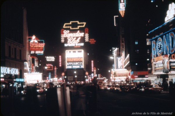 Time Square le soir. - [195-]. Archives de la Ville de Montréal. VM097-Y-02-12A-P072
