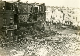 Dommages causés à des appartements à l'intersection des rues Saint-Vallier, De Fleurimont (boulevard Rosemont) et Saint-Denis, par l’explosion du 30 novembre 1932. Vue depuis le toit du Magasin Municipal. – 12 décembre 1932. - Archives de la Ville de Montréal. P152-01-01-02-02-Photo35