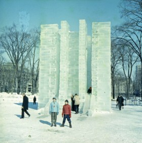 Décoration de glace au carnaval de McGill. – 24 février 1962. P188-01-D001-P025. Archives de la Ville de Montréal.
