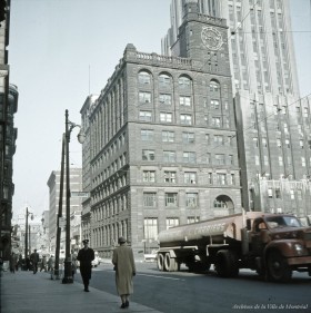Place d’Armes. – 22 octobre 1957. P188-01-D009-P017. Archives de la Ville de Montréal.