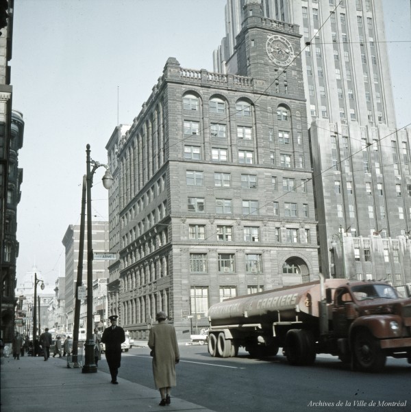Place d’Armes. – 22 octobre 1957. P188-01-D009-P017. Archives de la Ville de Montréal.