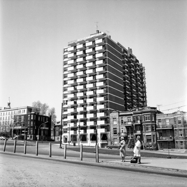 Chemin de la Côte-Sainte-Catherine et avenue Mont-Royal. – 22 mai 1966. P188-02-D017-P002. Archives de la Ville de Montréal.