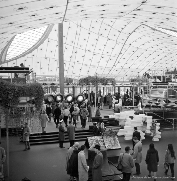 Intérieur du Pavillon de l’Allemagne à Expo 67. – 1967. P188-02-D028-P011. Archives de la Ville de Montréal.