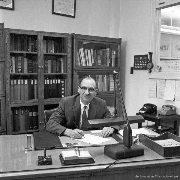 Camille Chevalier à son bureau. – 2 mai 1961. P188-02-D031-P002. Archives de la Ville de Montréal.