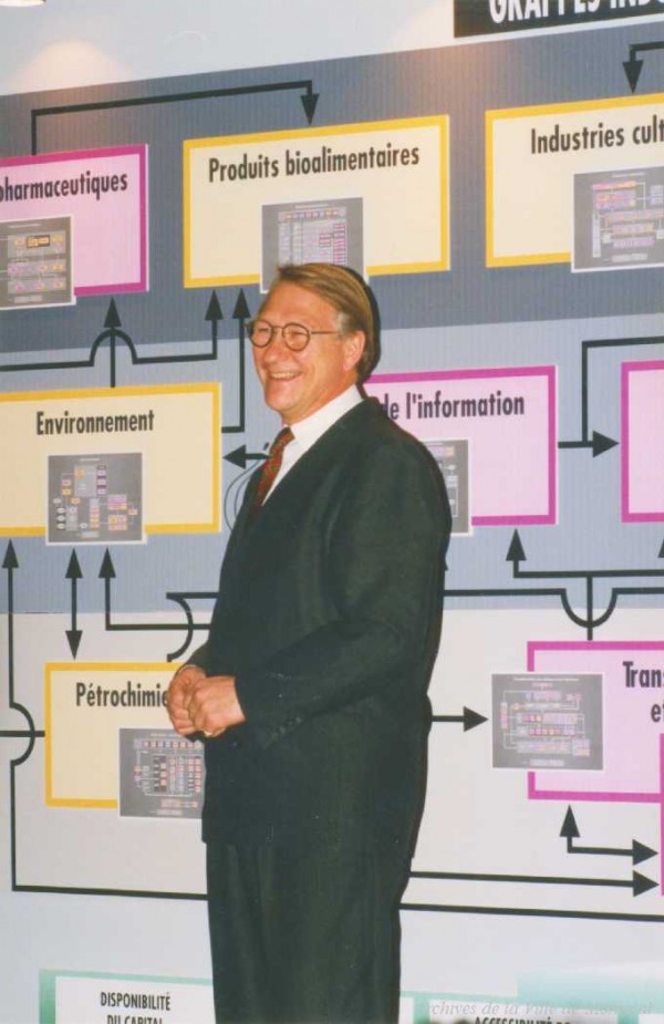 Gérald Tremblay, ministre de l'Industrie, du commerce et de la technologie au gouvernement du Québec, présentant le projet des grappes industrielles. - [199-].  P151-Y-D001-004. Archives de la Ville de Montréal