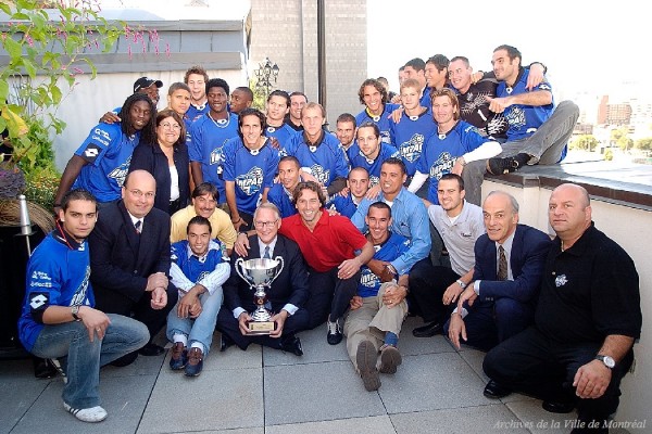 Gérald Tremblay avec les joueurs de l'équipe de soccer l'Impact de Montréal, championne de la A-League. - 23 septembre 2004. P151-Y-D002-003. Archives de la Ville de Montréal