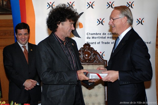 Gérald Tremblay et Robert Charlebois lors de la réception en hommage aux grands Montréalais. - 25 octobre 2006. P151-Y-D003-003. Archives de la Ville de Montréal