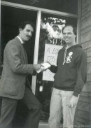 Marvin Rotrand en campagne électoral, lors d'une tournée de porte à porte. - 1986. P178-04-D007-001. Archives de la Ville de Montréal