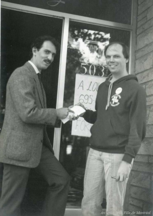 Marvin Rotrand en campagne électoral, lors d'une tournée de porte à porte. - 1986. P178-04-D007-001. Archives de la Ville de Montréal