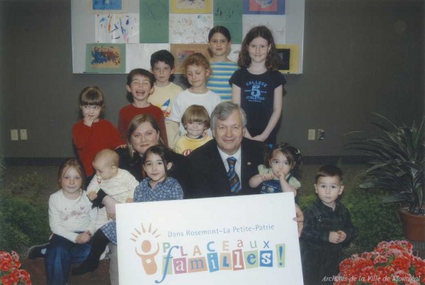 André Lavallée, maire de l'arrondissement de Rosemont--La Petite-Patrie, et Carole Du Sault, conseillère municipale, pour le projet "Place aux familles!". - [2007?]. P183-Y-D001-006. Archives de la Ville de Montréal