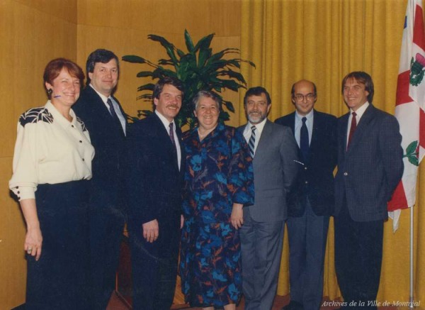 Membres du comité exécutif de la Ville de Montréal, dont  Thérèse Daviau, André Lavallée, Jean Doré, Léa Cousineau, John Gardiner, Richard Brunelle et Joseph Biello. - 15 novembre 1990. P183-Y-D001-009. Archives de la Ville de Montréal