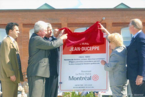 Inauguration du parc Jean-Duceppe, situé sur les terrains de l'ancienne usine Angus dans l'arrondissement de Rosemont--La Petite-Patrie, en présence de Gilles Duceppe et de sa mère, Hélène Rowley Hotte Duceppe. - 10 septembre 2006. P183-Y-D001-014. Archives de la Ville de Montréal