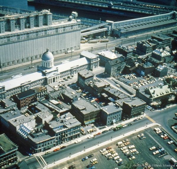 Diapositive mise en ligne en 2025. Secteur du marché Bonsecours, dans le Vieux-Montréal, avant la démolition du silo à grains no 2. [197-]. VM94-Emd015-081. Archives de la Ville de Montréal.