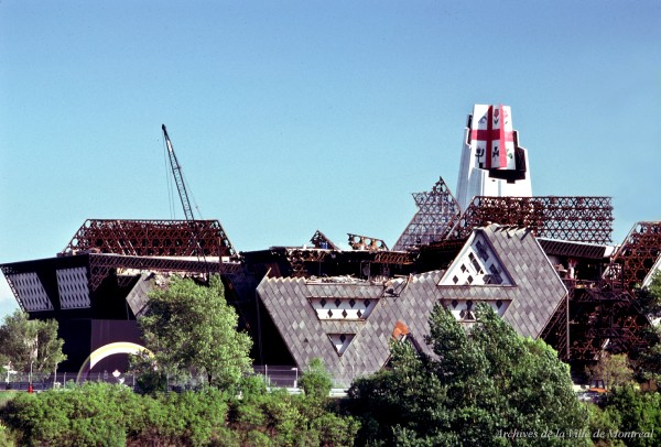Démolition de l’Homme à l’Œuvre, île Notre-Dame. - 1979. - Archives de la Ville de Montréal. P189-2-04-P111