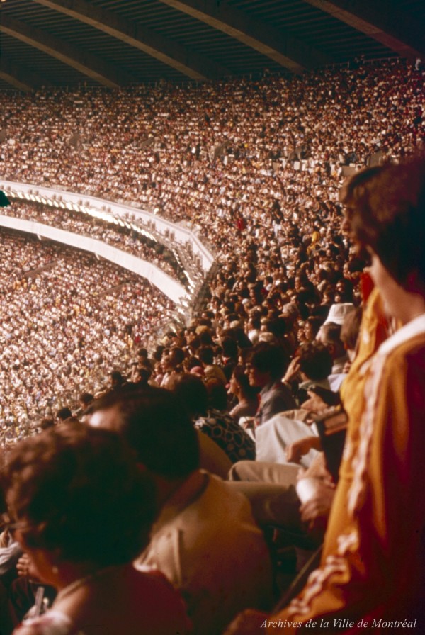 Spectateurs dans les gradins du Stade olympique. – 17 juillet 1976. VM094-42-08-D8I2-P057. Archives de la Ville de Montréal. 