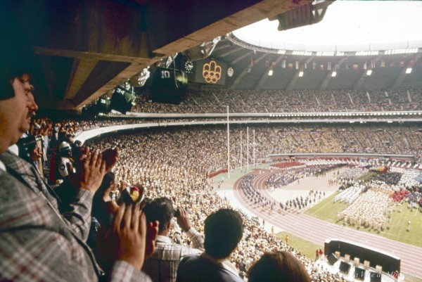 Photographie de la foule et des délégations. – 17 juillet 1976. VM094-42-08-D8I2-P036. Archives de la Ville de Montréal.