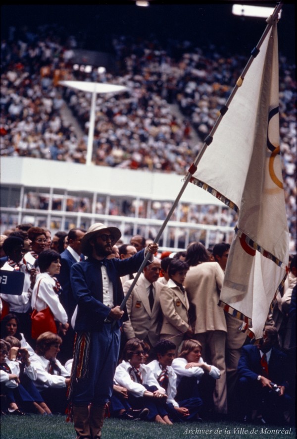 Le porteur du drapeau olympique de la troupe montréalaise. – 17 juillet 1976. VM94-O70-008. Archives de la Ville de Montréal.