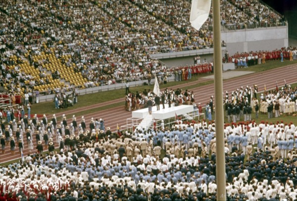 Remise du drapeau olympique au maire de Montréal, Jean Drapeau. – 17 juillet 1976. VM094-42-08-D8I2 -P028. Archives de la Ville de Montréal.