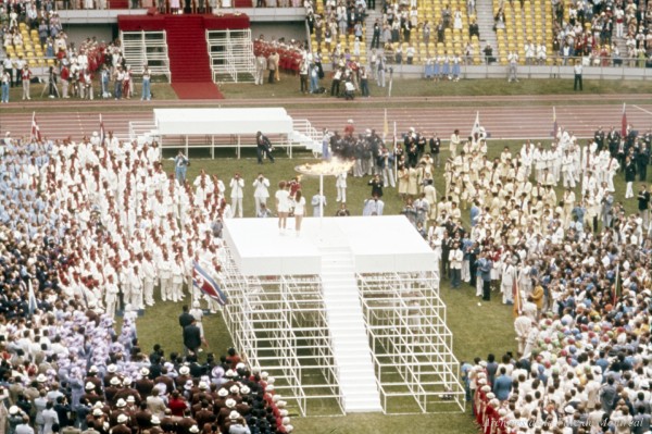 Allumage de la vasque olympique par Sandra Henderson et Stéphane Préfontaine. – 17 juillet 1976. VM094-42-08-D8I2 -P031. Archives de la Ville de Montréal.