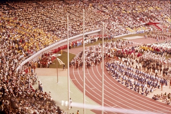 Départ de la troupe de danseurs de Montréal accompagné du porteur de drapeau qui quitte à la sortie nord-ouest. VM094-42-08-D8I2-P051. Archives de la Ville de Montréal.