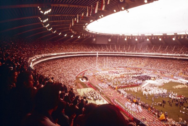 Vue d’ensemble de la foule et du spectacle. – 17 juillet 1976. VM094-42-08-D8I2 -P053. Archives de la Ville de Montréal.